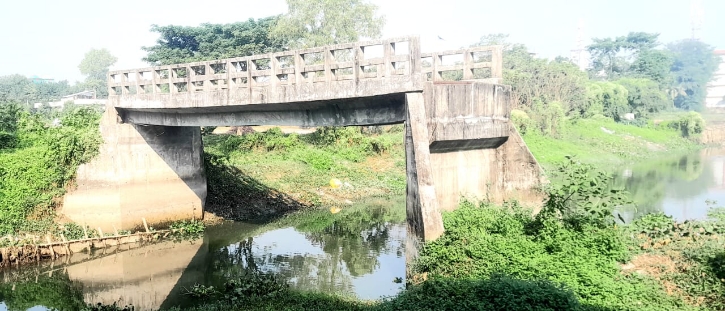 সাড়ে তিন বছরেও ব্রীজটি দিয়ে পারাপার হতে পারেনি কেউ