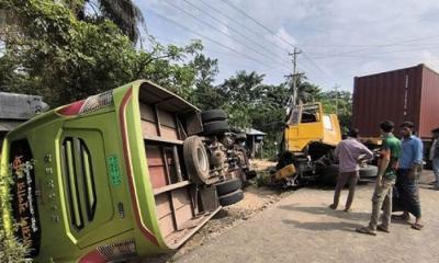 কুমিল্লায় ত্রিমুখী সংঘর্ষ, আহত ২০