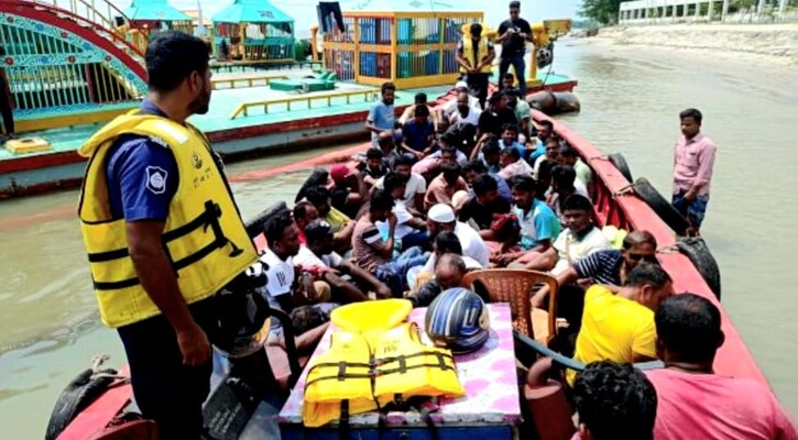 চাঁদপুরের মেঘনায় অবৈধ ভাবে বালু উত্তোলনের সময় নগদ ও সরঞ্জামাদীসহ ৪৩ জন আটক