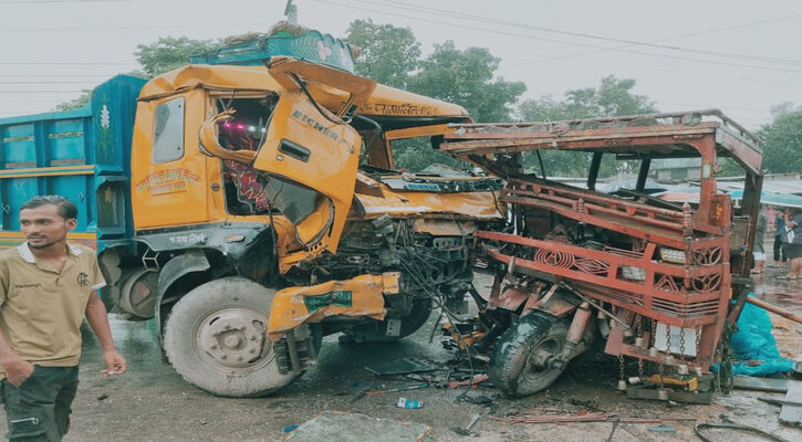 ফুলবাড়ীতে ট্রাক ও গরুবাহী নছিমনের মুখোমুখি সংঘর্ষ, নিহত ২, আহত ৫