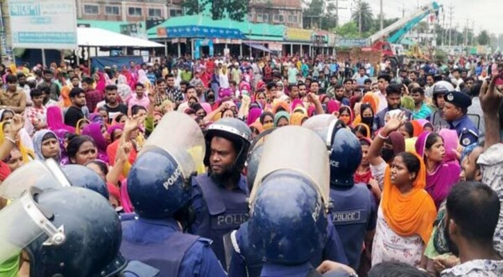 গাজীপুরে পোশাক শ্রমিকদের সঙ্গে পুলিশের সংঘর্ষ