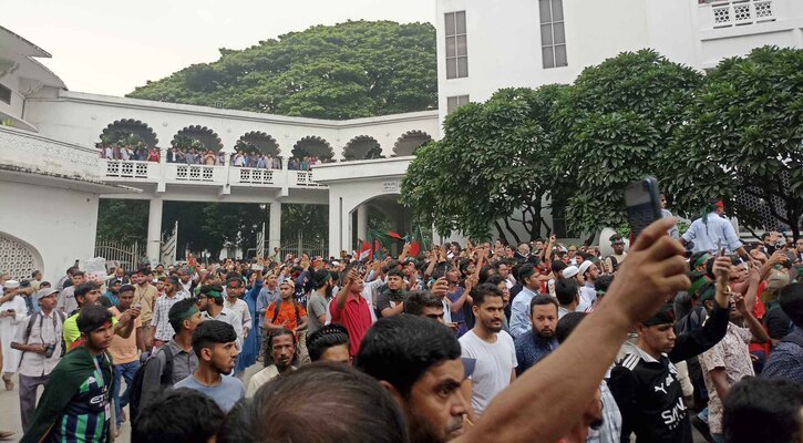 ‘ফ্যাসিস্ট’ বিচারকদের পদত্যাগের দাবিতে হাইকোর্ট ঘেরাও করলেন শিক্ষার্থীরা