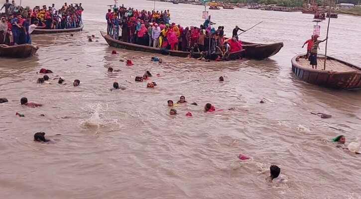 মোংলায় অর্ধশতাধিক যাত্রী নিয়ে নৌকাডুবি