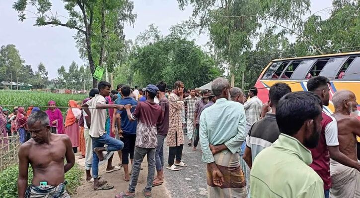 রংপুরে বাস-থ্রি হুইলার মুখোমুখি সংঘর্ষ, নিহত ২ আহত ৩