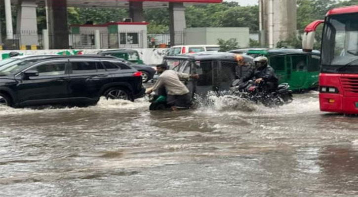 রাজধানীতে তিন ঘণ্টায় ৮০ মিলিমিটার বৃষ্টি, জলাবদ্ধতা