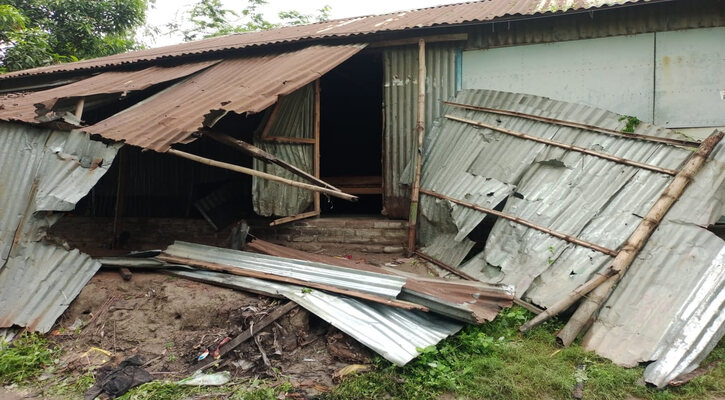 সিরাজগঞ্জে গভীর রাতে আতংক সৃষ্টি: ১৫বাড়ি ভাংচুর ও লুটপাট করলো দূর্বৃত্তরা